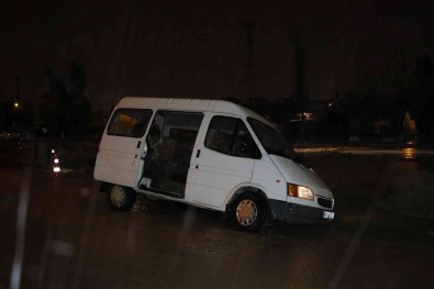 Adana'da Saganak Yagis Sebebiyle Yol Çöktü, Bir Araç Mahsur Kaldi