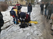 Devrilen Tirda Sikisarak Yaralanan Sürücü Kurtarildi