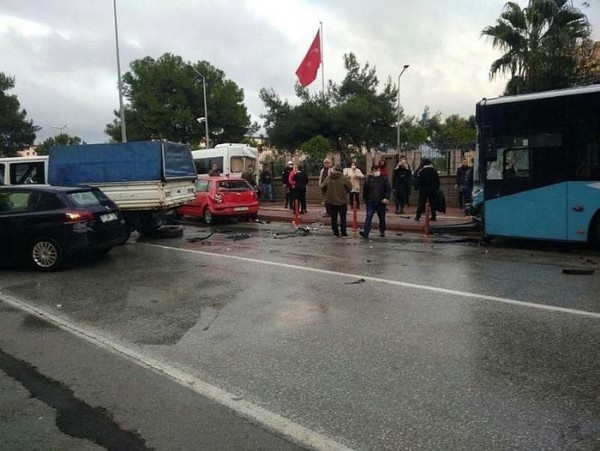 Antalya'da freni patlayan otobüs dehşet saçtı!