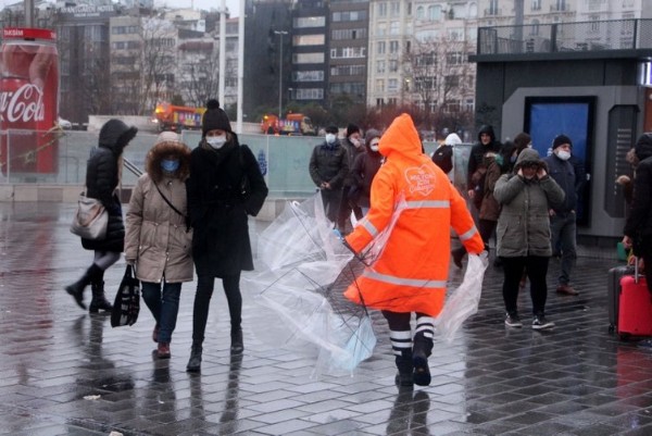 Meteoroloji uyarmıştı: Mega kentten fırtına manzaraları!