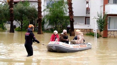 Antalya'yı sel vurdu! Irmaklar ile dere taştı, iş yerleri ve tarım alanlarını su bastı