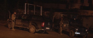 Baskent'te Polis Ekiplerinin Aracini Çalip Bir Polisi Levyeyle Yaralayan Süpheli Araniyor