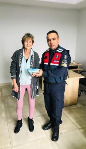 Cüzdanini Kaybeden Turistin Imdadina Jandarma Yetisti
