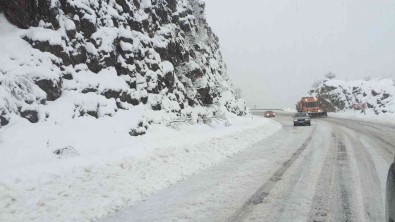 Kar Kalinligi 1 Metreyi Bulan Alacabel'de Tirlarin Geçisine Izin Verilmiyor
