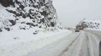 Kar Kalinligi 1 Metreyi Bulan Alacabel'de Tirlarin Geçisine Izin Verilmiyor