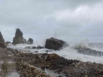 Karadeniz'de Dev Dalgalar Olustu