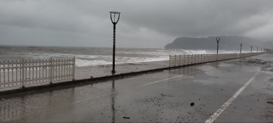 Kastamonu'da Firtina Açiklamasi Dalgalar Sahili Dövdü