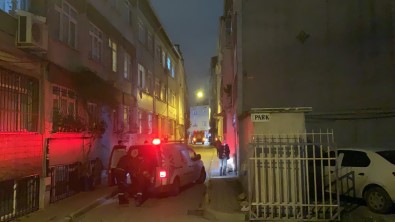 Kamyonet Dogalgaz Kutusuna Çarpti, Kahvedekiler Korkuyla Disari Çikti