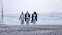 KORONAVİRÜS - Sağlıkçılar zorlu hava koşullarına rağmen köy köy gezip aşılama yapıyor!