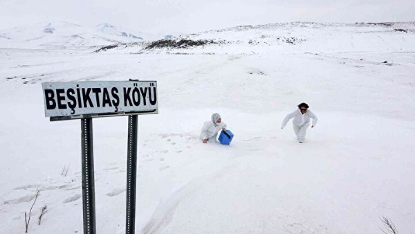 Sağlıkçılar zorlu hava koşullarına rağmen köy köy gezip aşılama yapıyor!