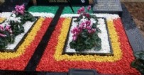  MEZARLIK - İstanbul'un göbeğinde skandal görüntü! Mezarı PKK renkleriyle süslediler...