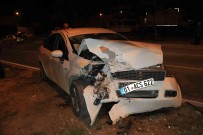 Adana'da Otomobil Refüjdeki Agaca Çarpti Açiklamasi 3 Yarali