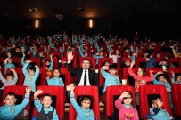 Aksaray'da Karnesini Getiren Ögrencilere Sinema Bileti