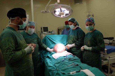 Genç Kadinin Karnindan 11 Kiloya Yakin Kitle Çikti