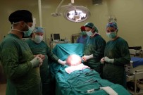 Genç Kadinin Karnindan 11 Kiloya Yakin Kitle Çikti