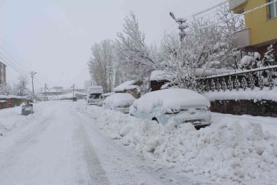Kar Kalinligi 50 Santimi Geçti, Ilçede Hayat Durdu