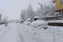 Kar Kalinligi 50 Santimi Geçti, Ilçede Hayat Durdu