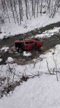 Trabzon'da Buzlanan Yolda Pikap Dereye Uçtu Açiklamasi 1 Yarali