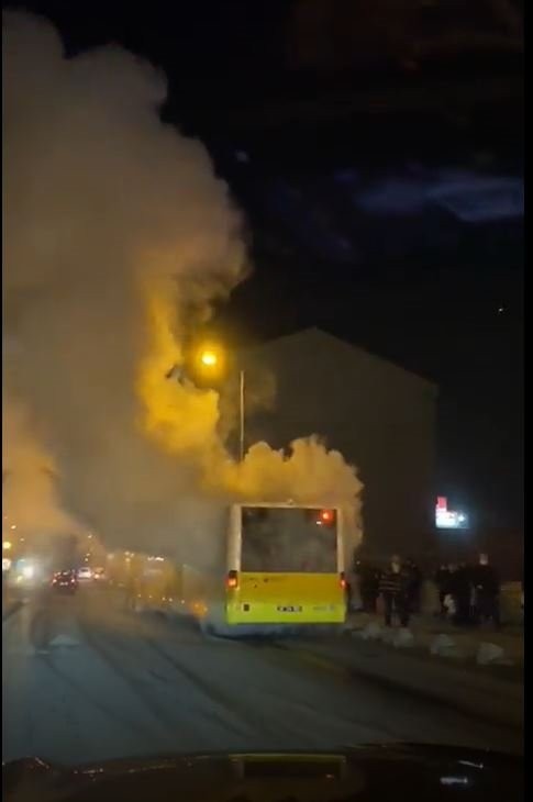 Arnavutköy'de yolda kalan İETT otobüsünden dumanlar yükseldi