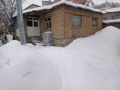 Hakkari'de 328 Yerlesim Yerinin Yolu Kapandi