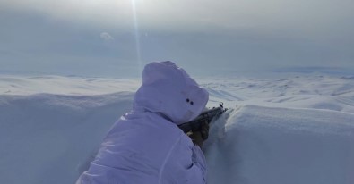 Mehmetçik'ten Eksi 25 Derecede 5 Metre Kar Altinda Vatan Nöbeti