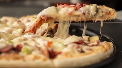 Mikrodalgada Pizza Nasıl Yapılır? Kolay Mikrodalgada Pizza Tarifi
