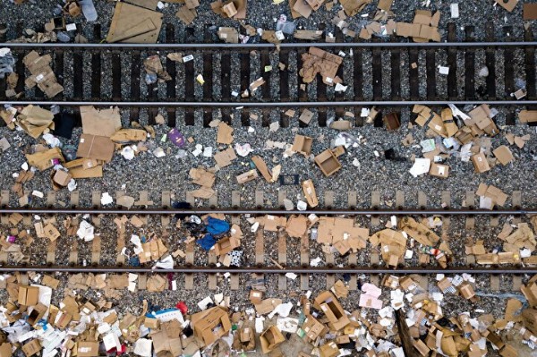 ABD'de hareket halindeki tren yağmalandı!