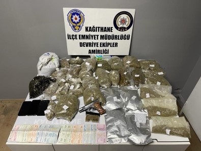 Aile Boyu Uyusturucu Ticareti Açiklamasi Kagithane Polisi Merdivenin Içinde 7.5 Kilogram Marihuana Yakaladi