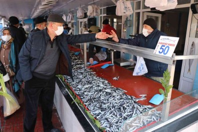 Bolu'da Hamsi Fiyatlari 50 Liraya Kadar Çikti