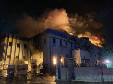 Bursa'da Kimya Fabrikasinda Yangin Çikti, Patlamalar Yasaniyor