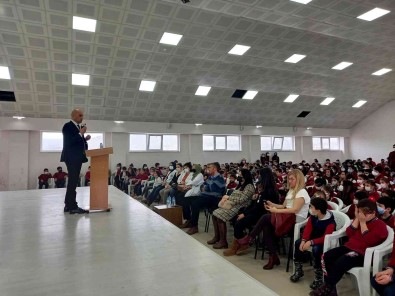 Gazi Ismail Kumartasli Ögrencilerle Bulustu