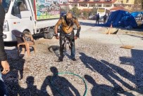 Her Yeri Yandi, Hiçbir Sey Olmamis Gibi Derdini Anlatmaya Çalisti