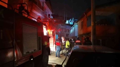 Iki Katli Binanin Çati Katinda Çikan Yangin Korkuttu