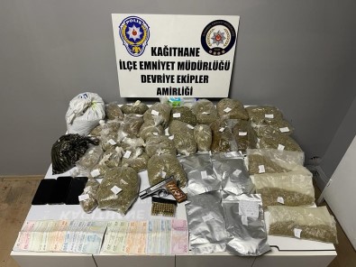 Istanbul'da Aile Boyu Uyusturucu Ticareti Açiklamasi Kagithane Polisi Merdivenin Içinde 7.5 Kilogram Marihuana Yakaladi