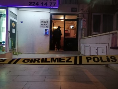 Izmir'de Trans Birey Yasadigi Binanin Girisinde Ölü Bulundu
