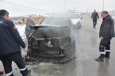 Seyir Halindeki Otomobil Alev Topuna Döndü