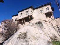 Tunceli'de Dev Kayalarin Üzerine Yapilan Evler Görenleri Hayran Birakiyor