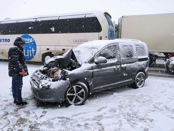 Bolu'da 24 araç birbirine girdi! Yoğun kar kaza getirdi!