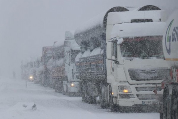 Yoğun kar yağışı nedeniyle Bursa-Ankara karayolu ulaşıma kapandı!