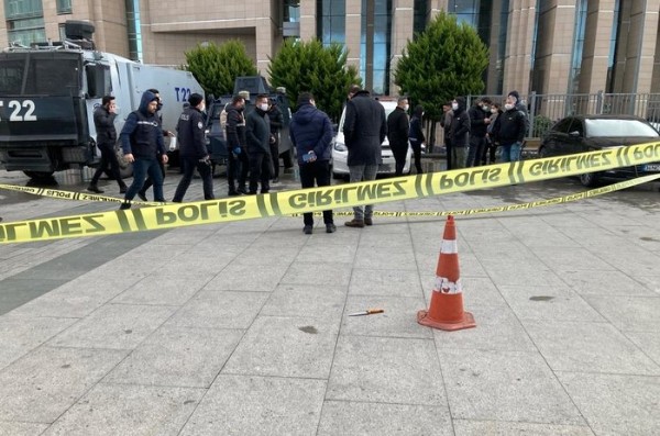 İstanbul Adliyesi önünde hareketli dakikalar!