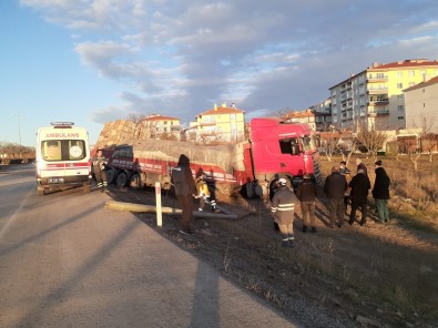 Ankara'da Lastikleri Patlayan Tir Agaç Ve Elektrik Diregini Devirdi