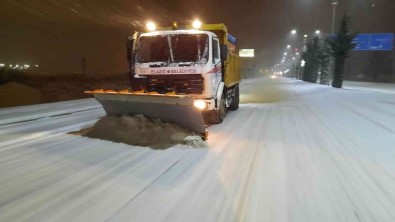 Elazig'da Belediye Ekipleri Gece De Karla Mücadelesini Sürdürüyor