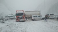 TEM'de Makaslayan Tir Bolu Dagi Tüneli'de Trafigi Durdurdu