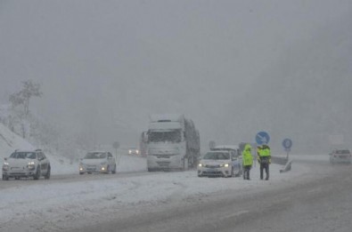 Yoğun kar yağışı nedeniyle Bursa-Ankara karayolu ulaşıma kapandı!