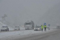 BURSA - Yoğun kar yağışı nedeniyle Bursa-Ankara karayolu ulaşıma kapandı!