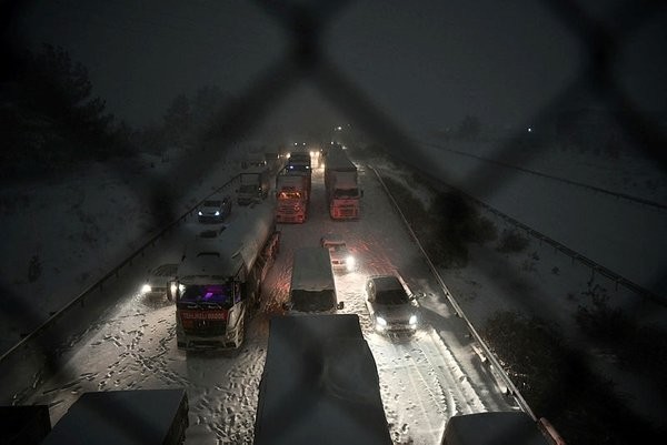 Tarsus-Adana-Gaziantep (TAG) Otoyolu'nda kar yağışı nedeniyle kapanmıştı... Mahsur kalanlara ilişkin valilikten açıklama geldi!