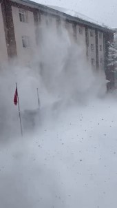 Bolu'da Üzerlerine Kar Kütlesi Düsen 2 Ögrenci Ölümden Döndü