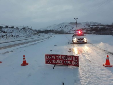 Kar Yollari Kapadi, Araç Trafigi Durduruldu