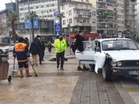 Kontrolden Çikan Otomobil Trafik Isiklarina Çarparak Durabildi