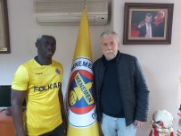 Menemenspor, Bafetimbi Gomis'in Kuzenini Kadrosuna Katti